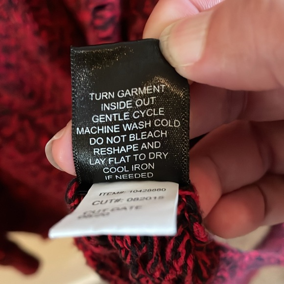 Cable knit red and black sweater - Picture 6 of 6